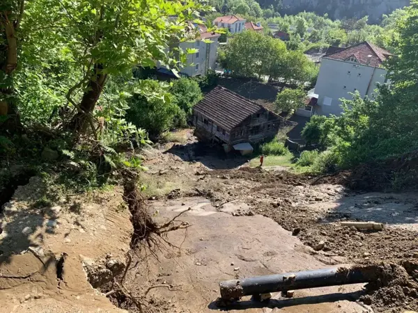 Sinop'ta heyelan: 2 ev ve 1 samanlıkta zarar oluştu