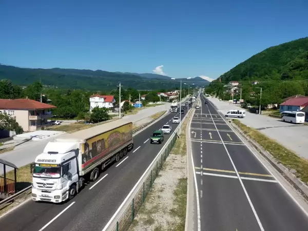 Otoyolun Bolu Dağı geçişindeki bakım çalışması D-100'de akıcı yoğunluk oluşturdu