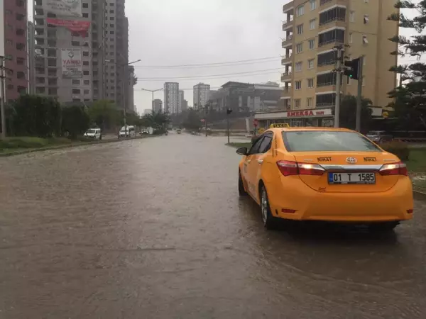 Sağanak yağış yolları göle çevirdi, araçlar yollarda kaldı