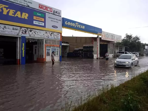 Afyonkarahisar'da sağanak yağış hayatı olumsuz etkiledi