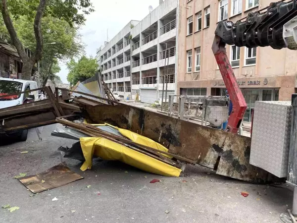 Son dakika haberi | Fatih'te eski İBB ek hizmet binasının yıkımında yola demir parça düştü: 1 yaralı