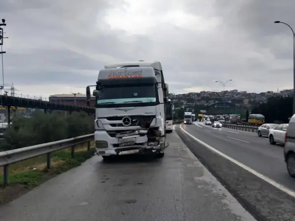 Tır ile otobüsün arasında kalan otomobilden sağ çıktı