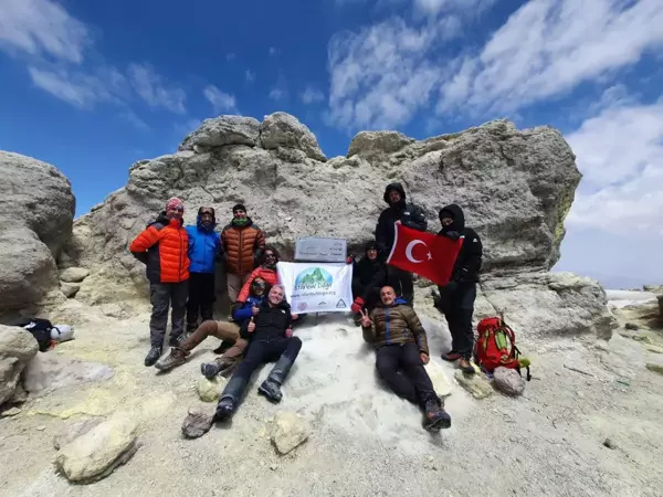 Türk dağcılar İran'daki Demavend Dağı'nın zirvesinde bayrak açtı