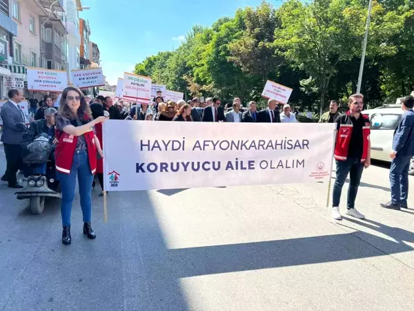 Afyonkarahisar'da 'Koruyucu Aile Modeline' yürüyerek dikkat çektiler