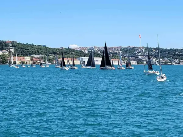 İstanbul Boğazı'nda 25. kez düzenlenen yat yarışları renkli görüntülere sahne oldu