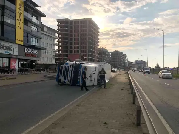 Pikap ile çarpışan dinamit yüklü tır devrildi: 1 yaralı