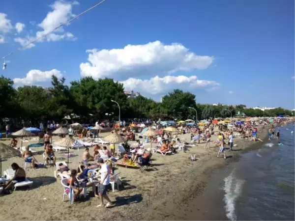 ŞARKÖY SAHİLİNDE, 'BAYRAM' YOĞUNLUĞU