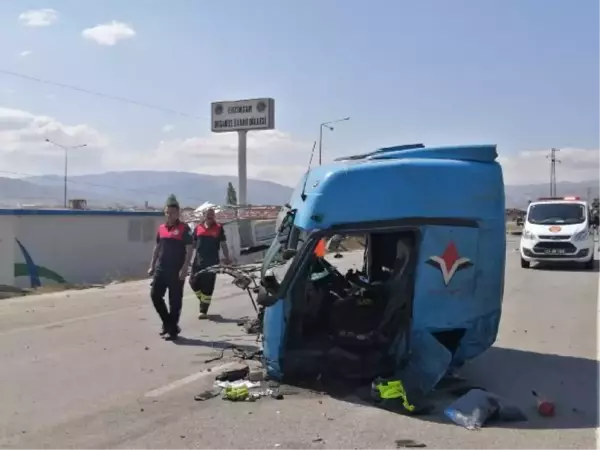 Çarpışan iki tırdan birinin kupası koptu, iki sürücü yaralandı