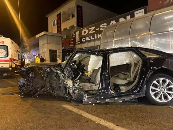 Son dakika haberi: Milyon liralık lüks otomobil metro duvarına ok gibi saplandı: 1 ağır yaralı