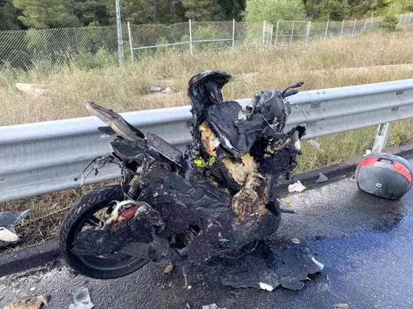 Beykoz'da emniyet şeridindeki minibüse çarpan motosiklet patladı: 1 yaralı