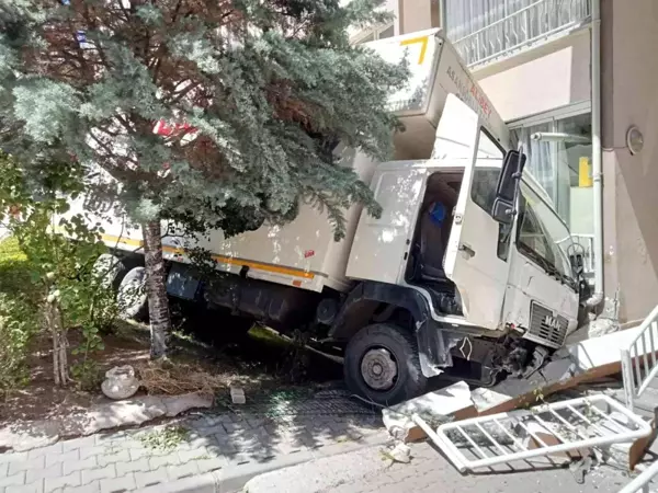 Son dakika haberi... Freni arızalanan nakliye kamyonunun bina boşluğuna düşme anı kamerada