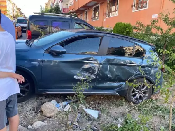 Park halindeki kamyonetin freni boşaldı; 6 otomobile çarparak durdu