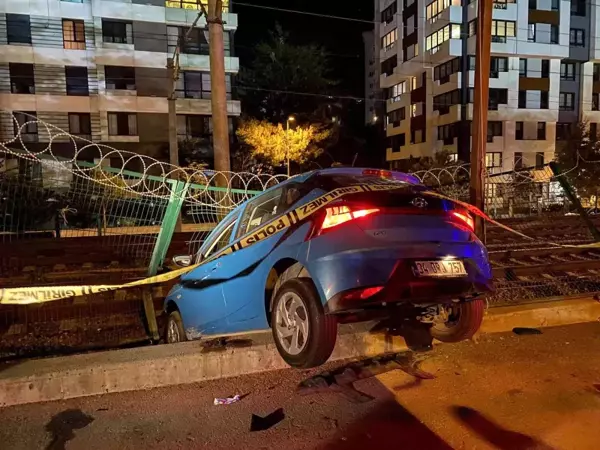 Bariyerlere çarpan otomobil Marmaray tren raylarına girmekten son anda kurtuldu