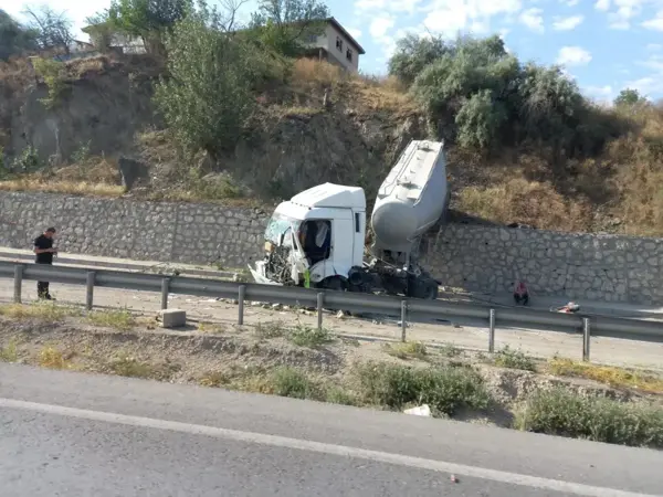 Son dakika haberleri... Ankara'daki kazada bir tır 25 metre yükseklikten yere çakıldı