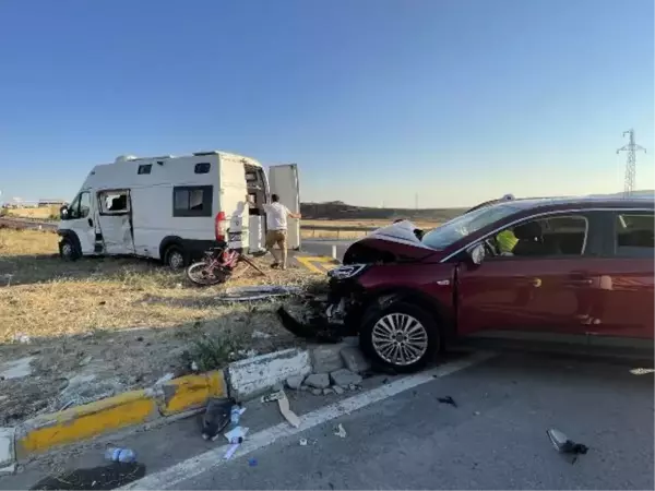 CİP İLE KARAVAN KAVŞAKTA ÇARPIŞTI 1'İ BEBEK 7 YARALI