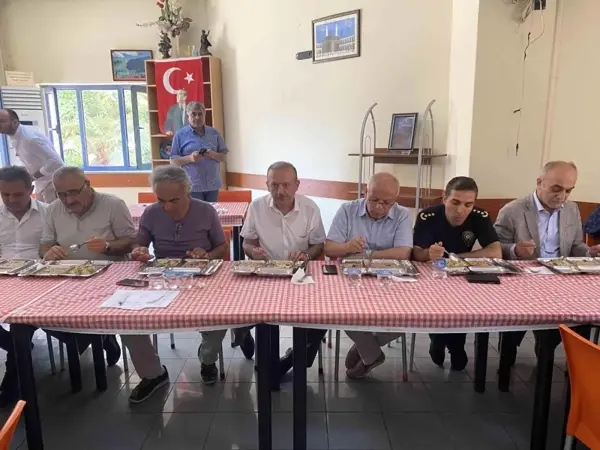 Kartal Cemevi'nde Muharrem ayı dolayısıyla vatandaşlara lokma dağıtıldı