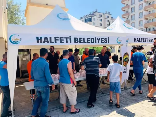 Namaz sonrası cemaate aşure dağıtıldı