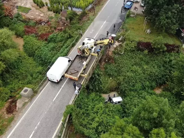 Beykoz'da yağmurda aracıyla dereye uçan kadın sürücü yaralandı