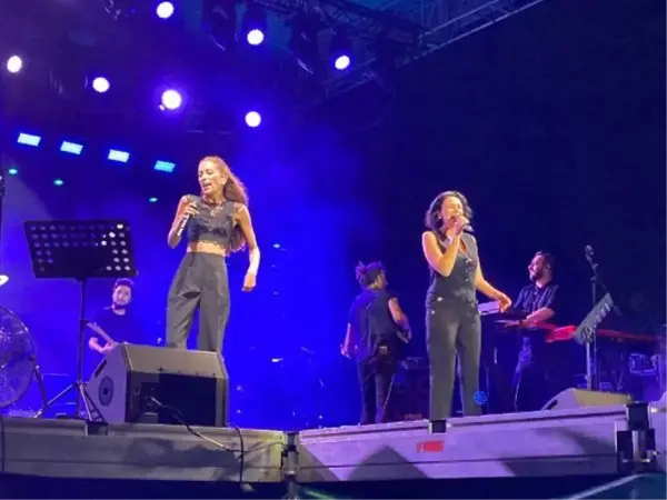 Ev hapsinde olan Gülşen'in konserine orkestrası ve vokal grubu çıktı!