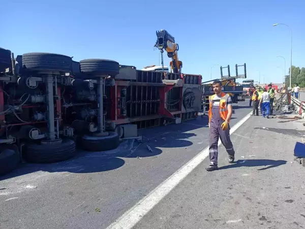 Son dakika haberi... Büyükçekmece TEM'de feci kaza, TIR devrildi sürücü kupa ile göl havzasına uçtu