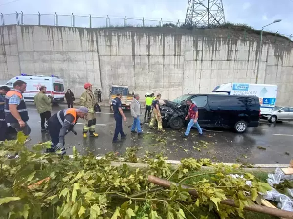 Tuzla'da refüjü aşan kamyonet karşı şeritten gelen minibüse çarptı: 2 yaralı