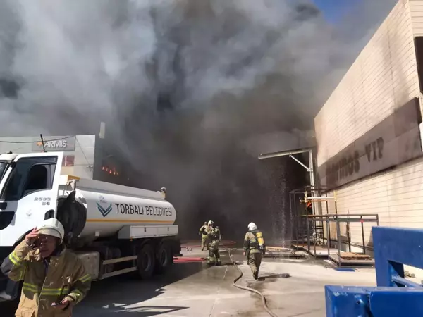 Son dakika haber! İzmir'de yatak fabrikasında başlayan ve yayılan yangın kontrol altında