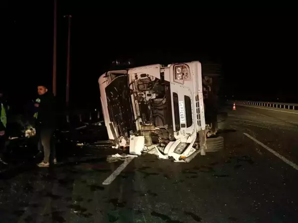 Kuzey Marmara Otoyolu'nda yabancı plakalı tır devrildi