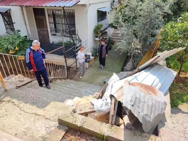 Mahalleli drift atanlardan dert yandı, otomobil evin bahçesine düştü