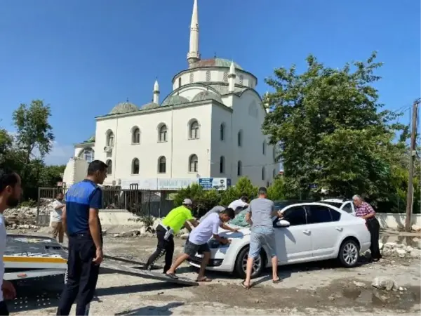 Erdemli'de fırtına sonucu cami minaresi otomobillere düştü