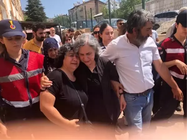 Eski Diyarbakır Büyükşehir Belediye Başkanı Gültan Kışanak Ablasının Cenazesine Katıldı