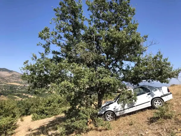 Amasya'da otomobil uçuruma uçtu, sürücü ağaç sayesinde yaralı olarak kurtuldu