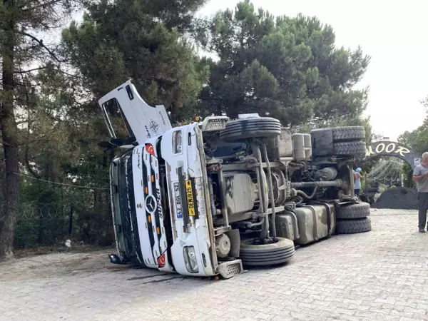 Maltepe'de hafriyat kamyonu devrildi, 2 işçi yaralandı