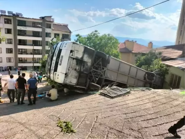 Ermenek'te tur otobüsü evin bahçesine devrildi: 24 yaralı