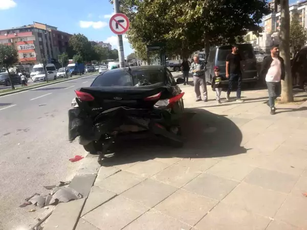 Sancaktepe'de Kırmızı Işıkta Geçen Araç Sürücüsüne Çarpmamak İçin Manevra Yapan Otomobil Sürücüsü, Bir Başka Araça Çarptı