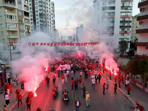 Mezitli Belediyesi Cumhuriyet Yürüyüşü Düzenledi