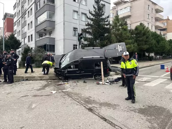 Samsun'da Hafif Ticari Araç ile Otomobil Çarpıştı: 4 Yaralı