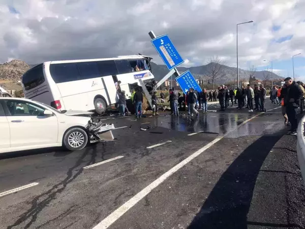 Taylandlı turistleri taşıyan tur otobüsü otomobille çarpıştı: 4'ü ağır 20 kişi yaralandı