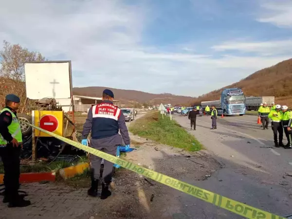 Samsun'da Otobüsle Kafa Kafaya Çarpışan Otomobilde 2 Kişi Hayatını Kaybetti