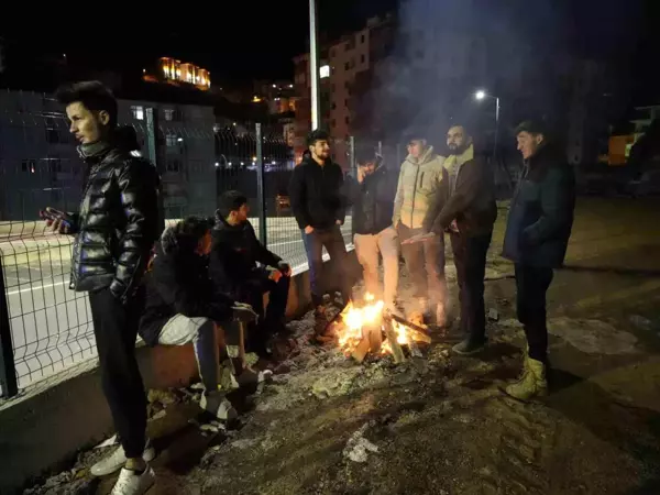 Gümüşhane'de yaşanan deprem sonrası öğrenciler yurtları boşalttı