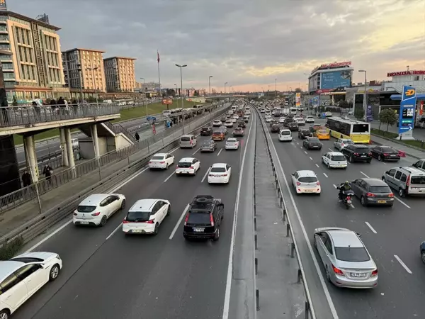 İstanbul'da Yılın İlk Mesai Gününde Trafik Yoğunluğu