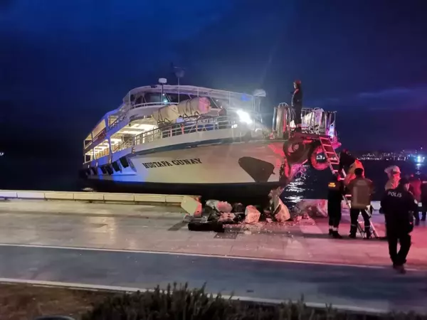 İzmir'de hareketli anlar: Kaptanının rahatsızlandığı yolcu gemisi karaya çarptı