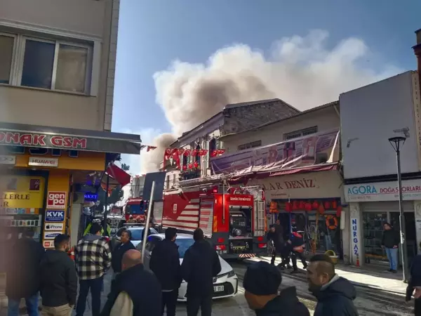 İzmir'deki Kemeraltı Çarşısı'nda Yangın Çıktı