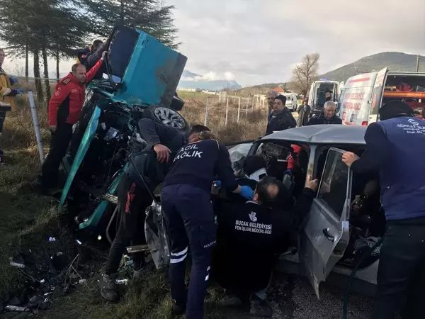 Burdur'da can pazarı: İki otomobil kafa kafaya çarpıştı