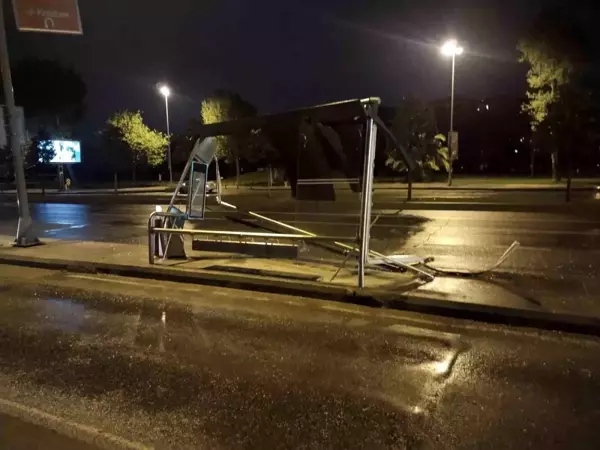 Maltepe'de alkollü sürücü otobüs durağına girdi