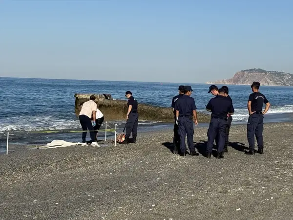 Antalya'da sahilde erkek cesedi bulundu