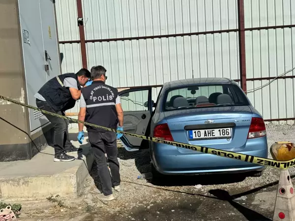 Antalya'da park halindeki otomobilde yarı çıplak erkek cesedi bulundu