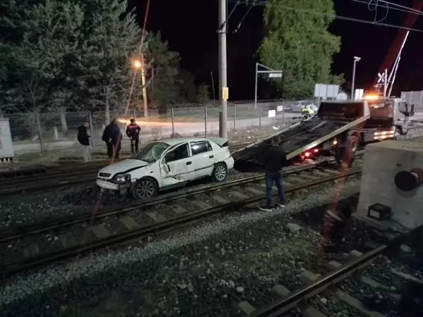 Lüleburgaz'da Hemzemin Geçitte Tren ve Otomobil Çarpıştı: 2 Yaralı