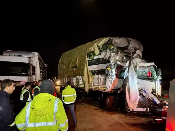 Kuzey Marmara Otoyolu'nda Kamyon ve Tır Çarpıştı: 1 Yaralı