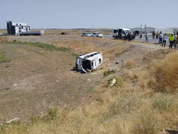 Diyarbakır'da Minibüs ile Kamyonet Çarpıştı: 6'sı Çocuk 14 Kişi Yaralandı