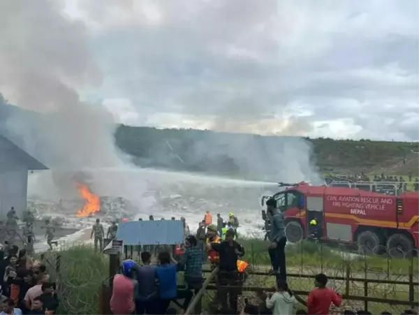 Nepal'de 19 kişiyi taşıyan uçak kalkış sırasında pistten çıktı: 18 ölü